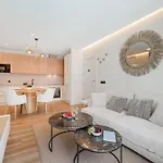 Apartment New Stylish Beachside 2br With Pool And Garage Estepona