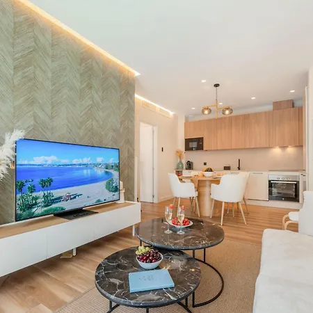 New Stylish Beachside 2br With Pool And Garage Lägenhet