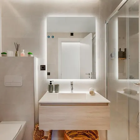 New Stylish Beachside 2br With Pool And Garage * Estepona