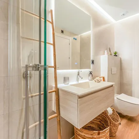 Apartment New Stylish Beachside 2br With Pool And Garage