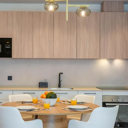 New Stylish Beachside 2br With Pool And Garage *