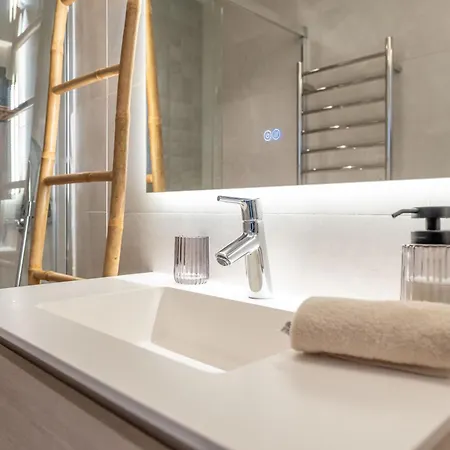 New Stylish Beachside 2br With Pool And Garage Estepona