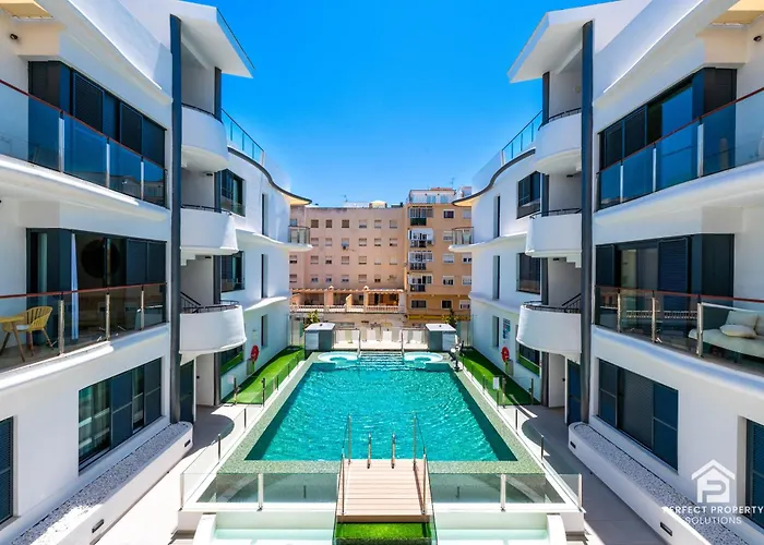 Апартаменты New Stylish Beachside 2br With Pool And Garage Эстепона