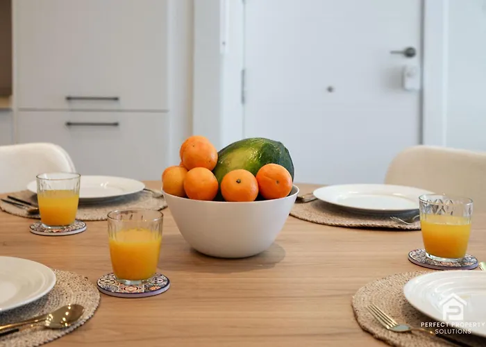 Апартаменты New Stylish Beachside 2br With Pool And Garage *