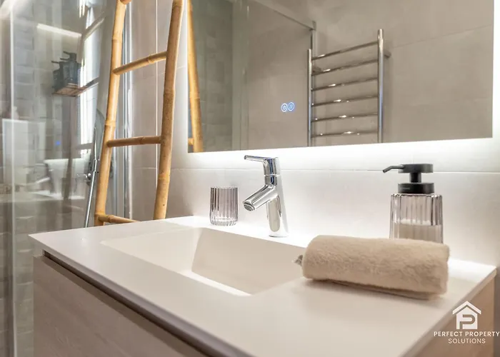 New Stylish Beachside 2br With Pool And Garage Эстепона