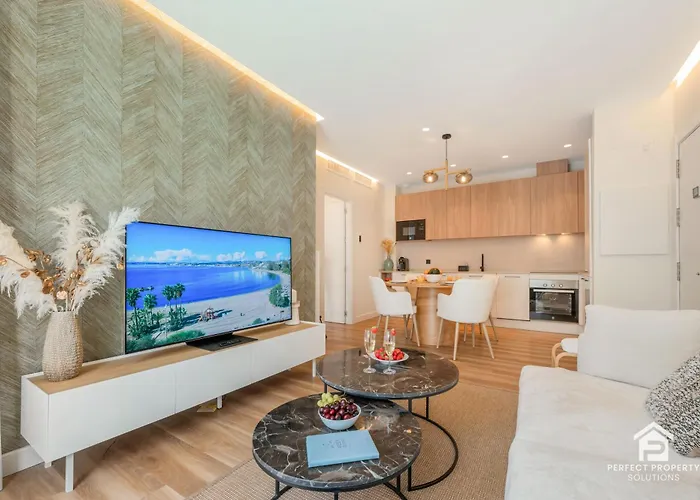 New Stylish Beachside 2br With Pool And Garage Appartement