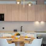 New Stylish Beachside 2br With Pool And Garage *