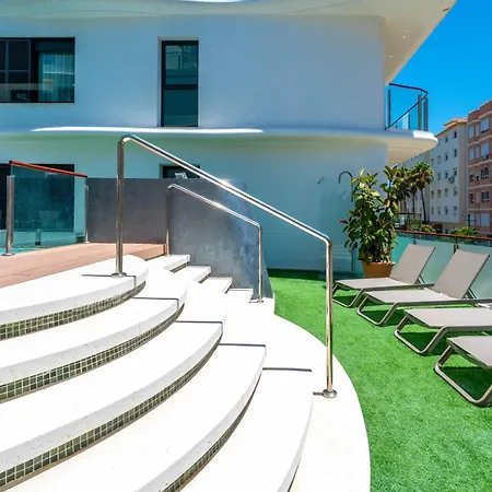 New Stylish Beachside 2br With Pool And Garage Apartment