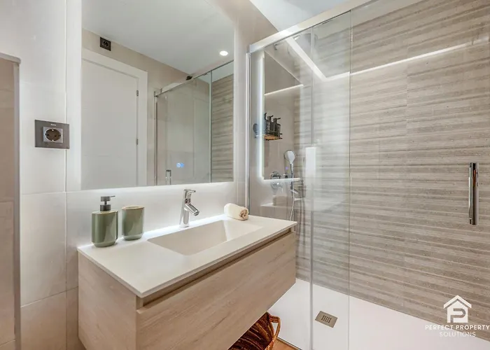 New Stylish Beachside 2br With Pool And Garage *