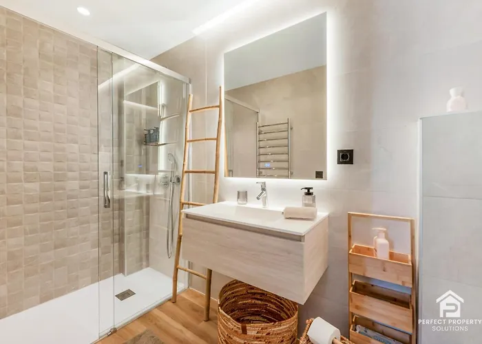 New Stylish Beachside 2br With Pool And Garage