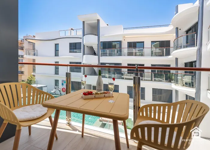 New Stylish Beachside 2br With Pool And Garage Apartment *