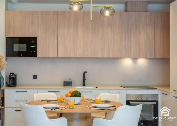 New Stylish Beachside 2br With Pool And Garage *